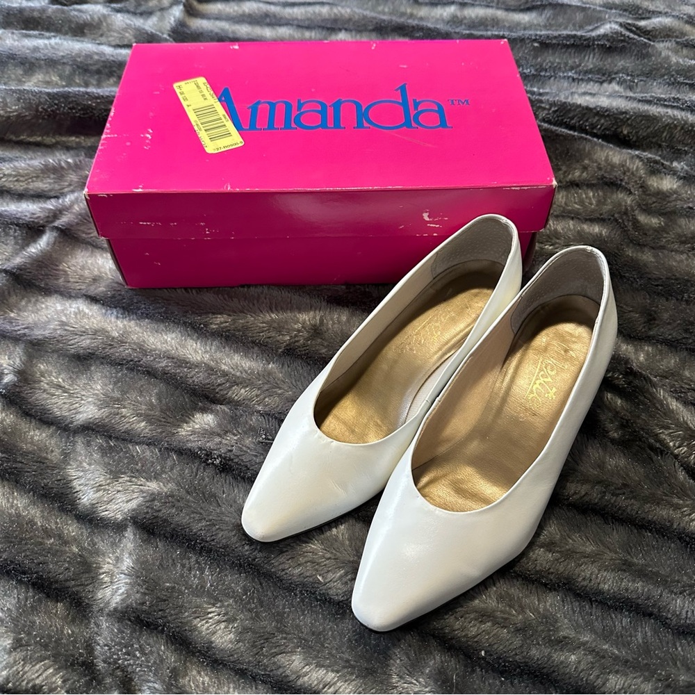 Women's White Kitten Heels Women 6M Westies Classic VTG Point Toe Elegant Prom